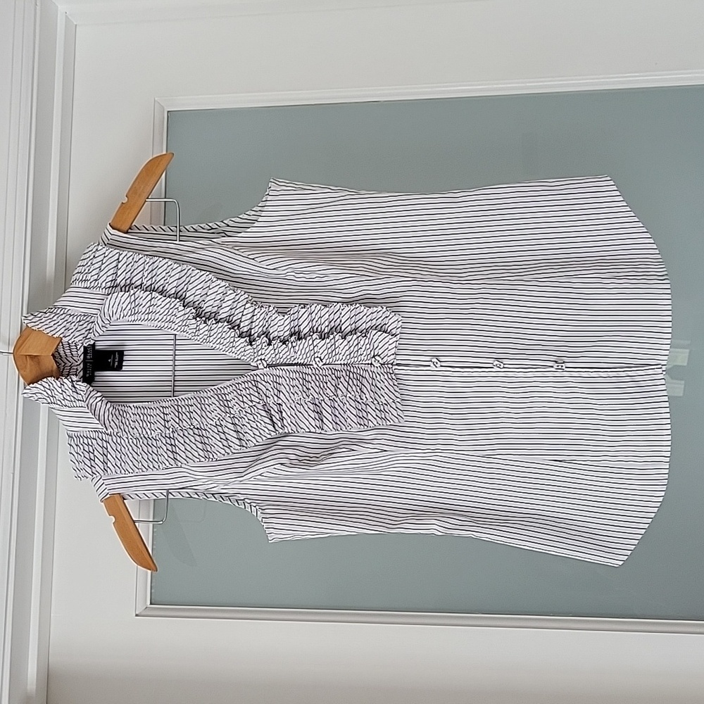 White House Black Market pin stripe sleeveless blouse size 4.